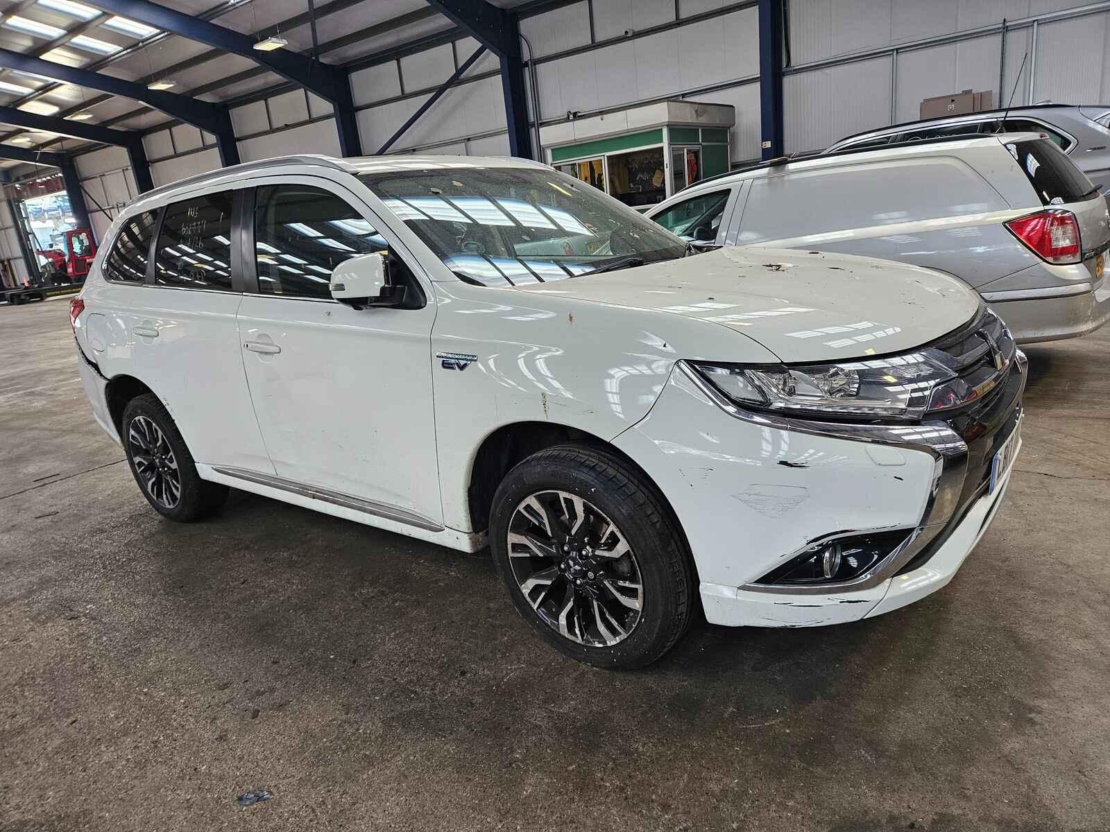 Image for a Mitsubishi Outlander 2017 5 Door Estate Breaking